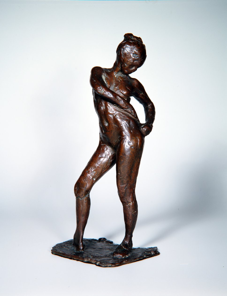 Tanssija kiinnittämässä sukkahousujensa nyörejä, noin 1885-90, valettu 1919 (pronssi). tekijältä Edgar Degas