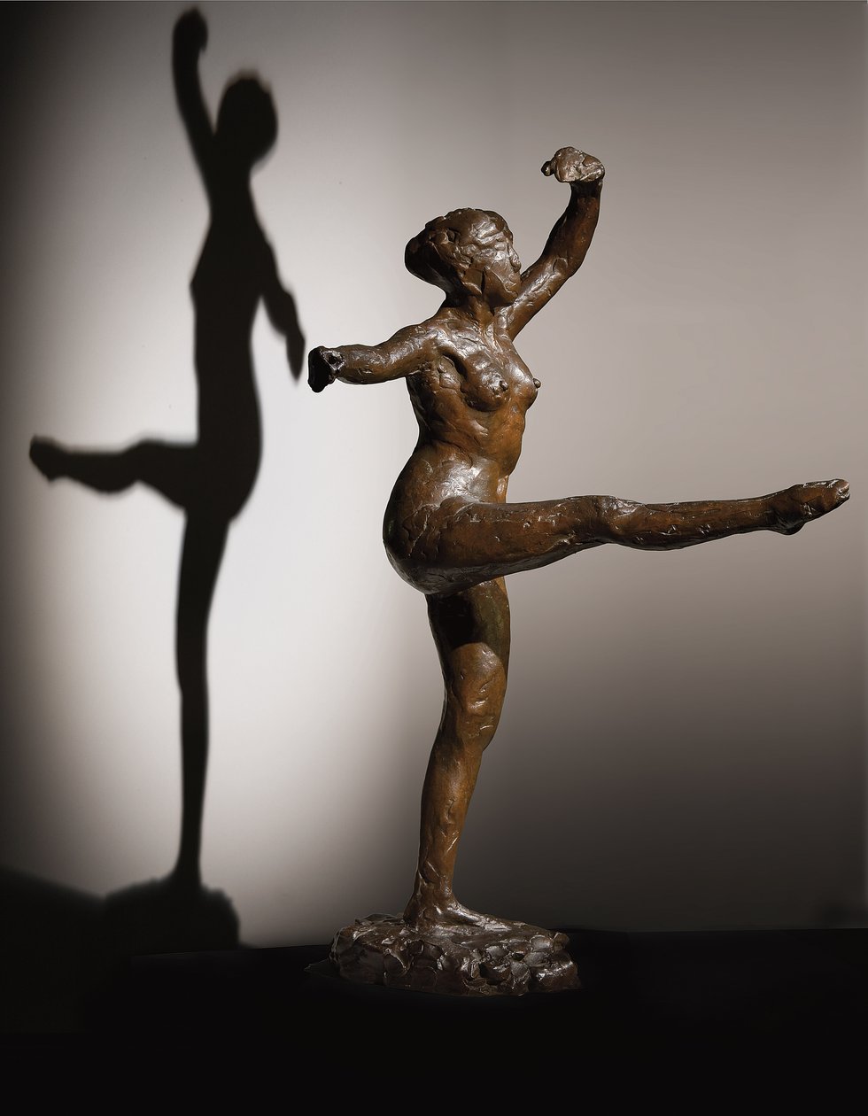 Tanssija, neljäs asento edessä, vasemmalla jalalla, kolmas tutkimus, n. 1882-1885; noin 1919-1937 tekijältä Edgar Degas