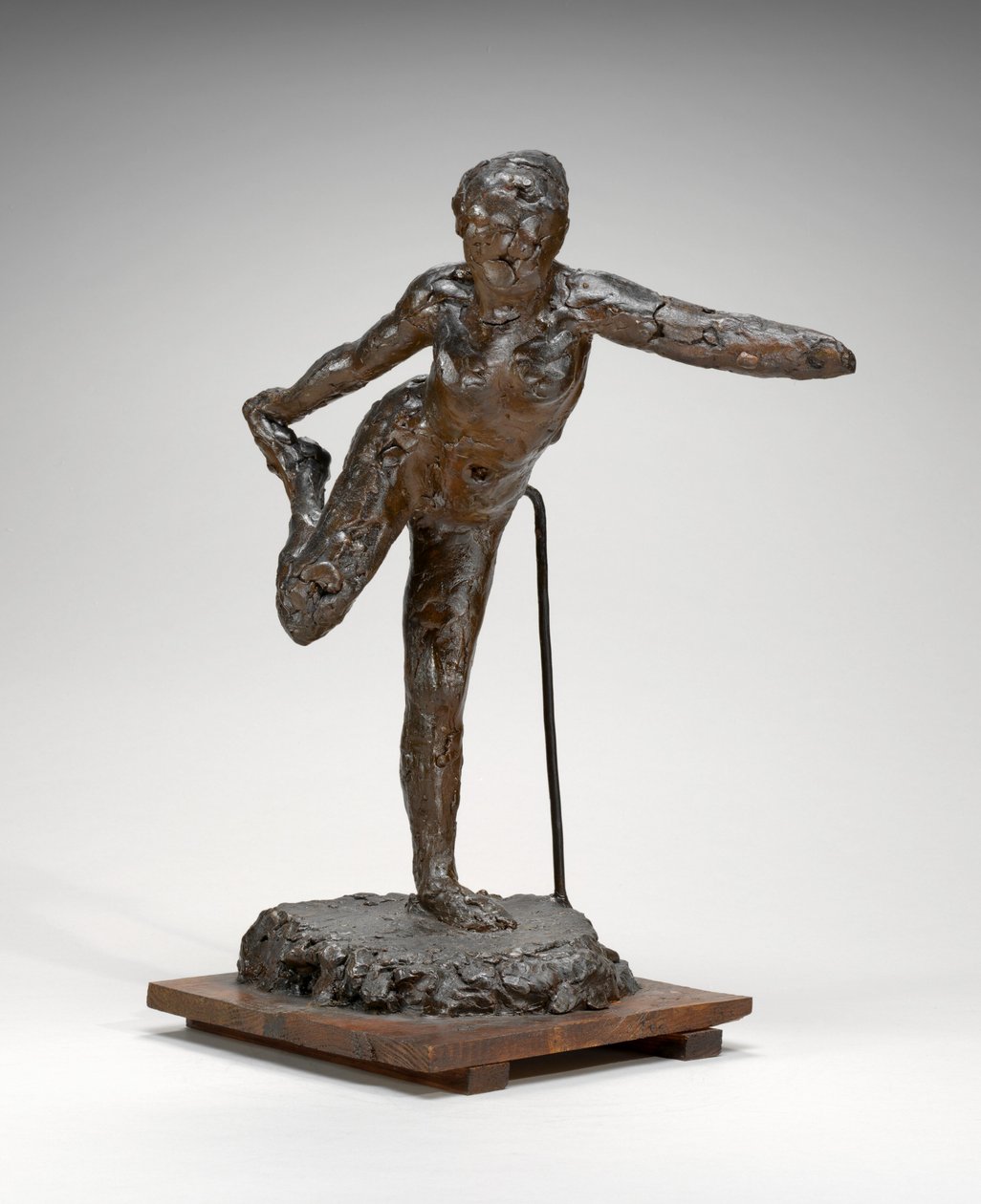 Tanssija pitelee oikeaa jalkaansa oikeassa kädessään, mahdollisesti 19001911. tekijältä Edgar Degas