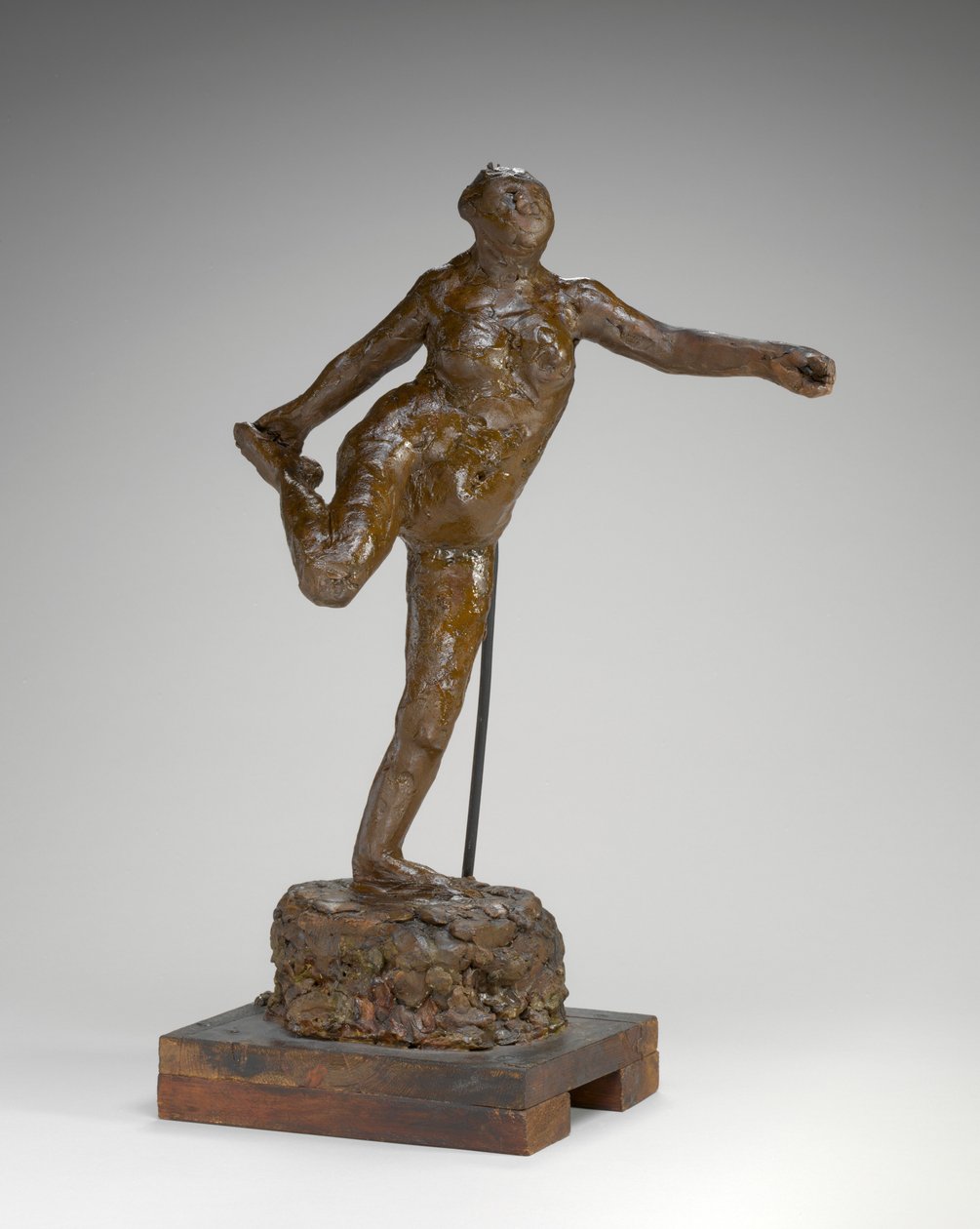 Tanssija pitelee oikeaa jalkaansa oikeassa kädessään, mahdollisesti 19001911. tekijältä Edgar Degas