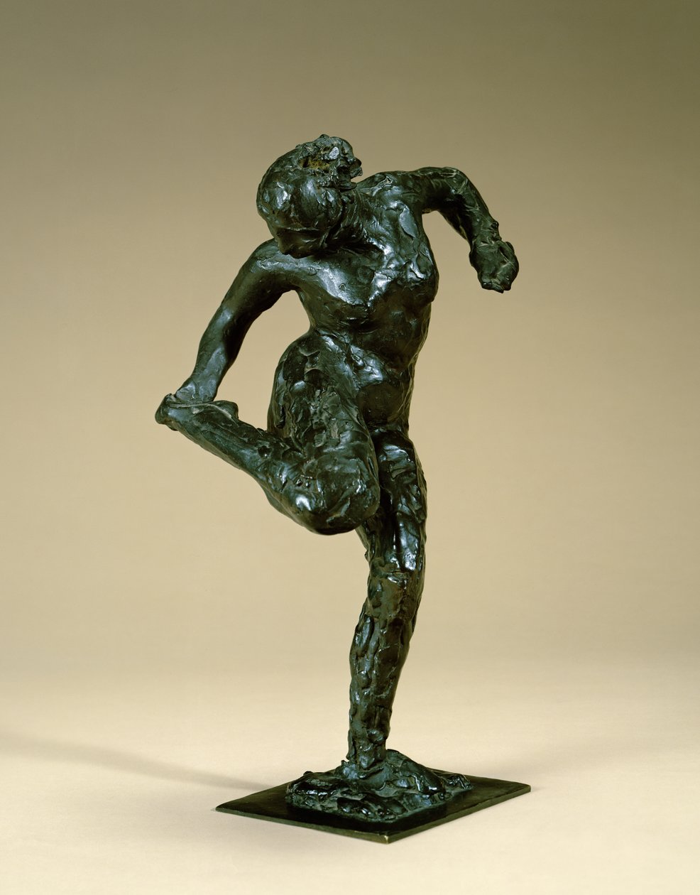 Tanssija pitelee jalkaansa, n. 1900-1910 (pronssi) tekijältä Edgar Degas