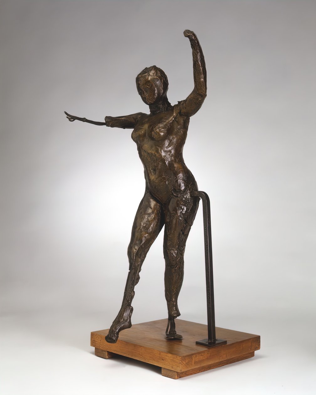 Tanssija liikkuu eteenpäin, kädet kohotettuina, oikea jalka eteenpäin, c. 1882-1895, 1919-1932. tekijältä Edgar Degas