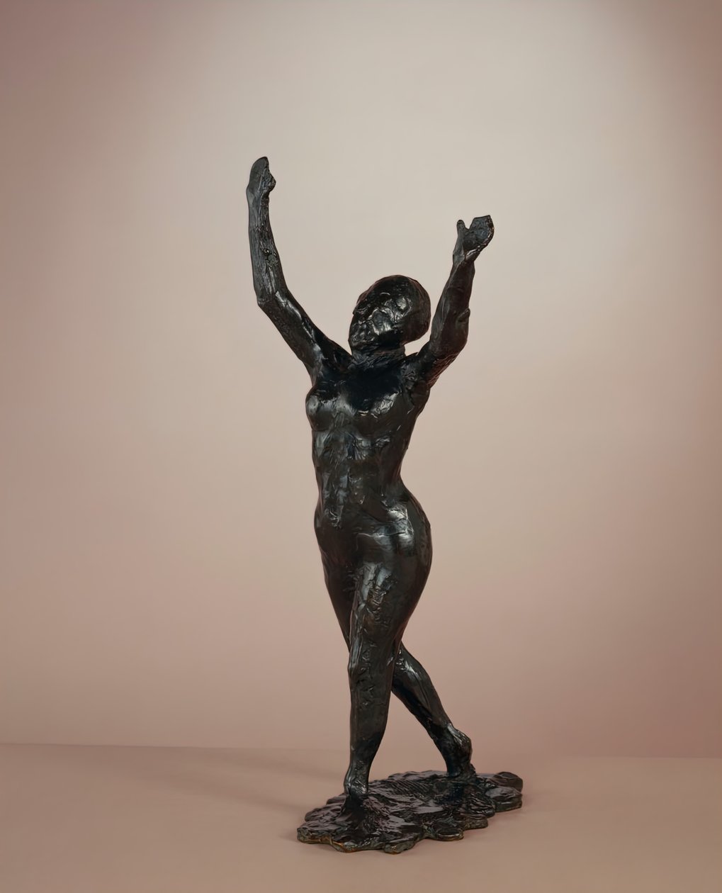 Tanssija liikkuu eteenpäin, kädet kohotettuina, c. 1882-1898cast c. 1919-1931. tekijältä Edgar Degas