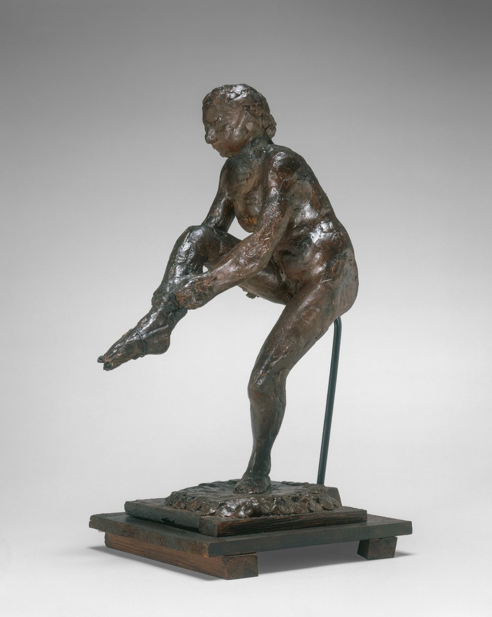 Tanssija pukeutuu sukkiinsa tekijältä Edgar Degas