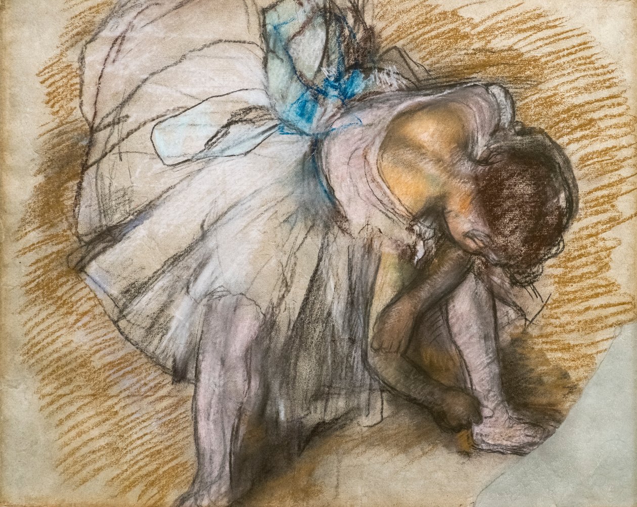 Tanssija säätelee kenkiään. 1885. Pastelli paperille. tekijältä Edgar Degas