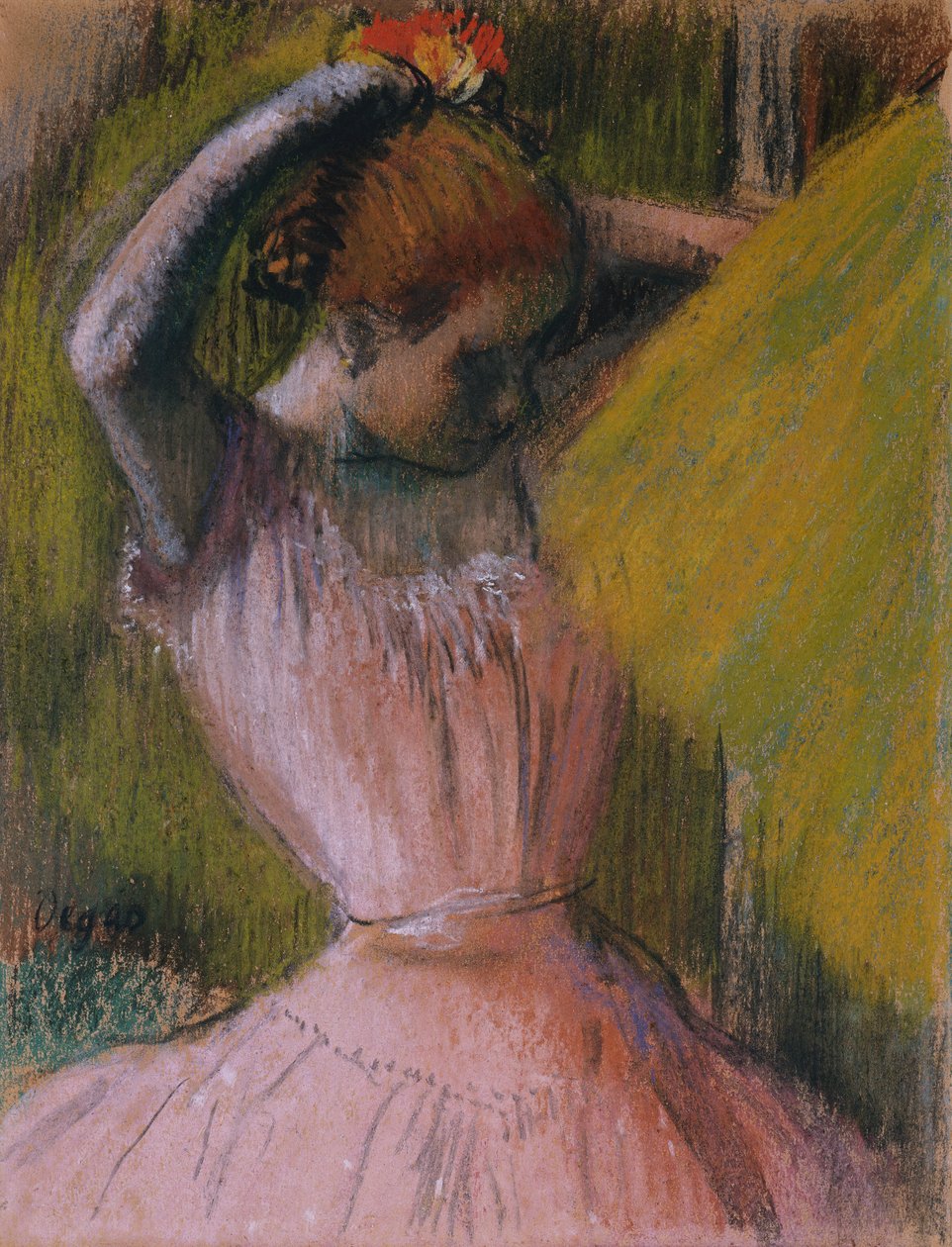 Tanssija asettelemassa hiuksiaan, n. 1900-1912 (pastelli paperille asetettuna venytetylle paperille) tekijältä Edgar Degas