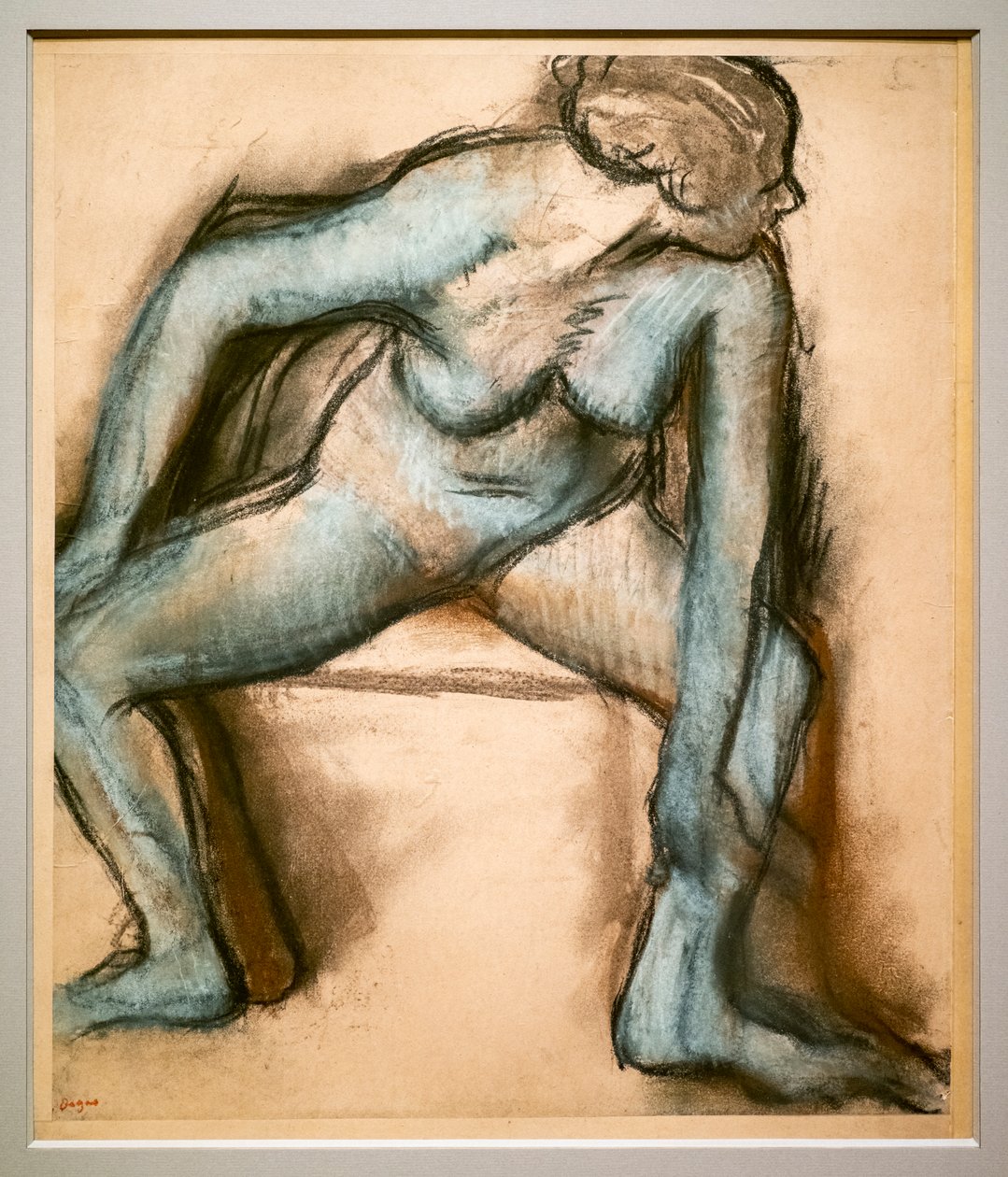 Tanssija uimapuvussa. Noin 1896. Pastelli veliinipaperiliimalla kartongille. tekijältä Edgar Degas