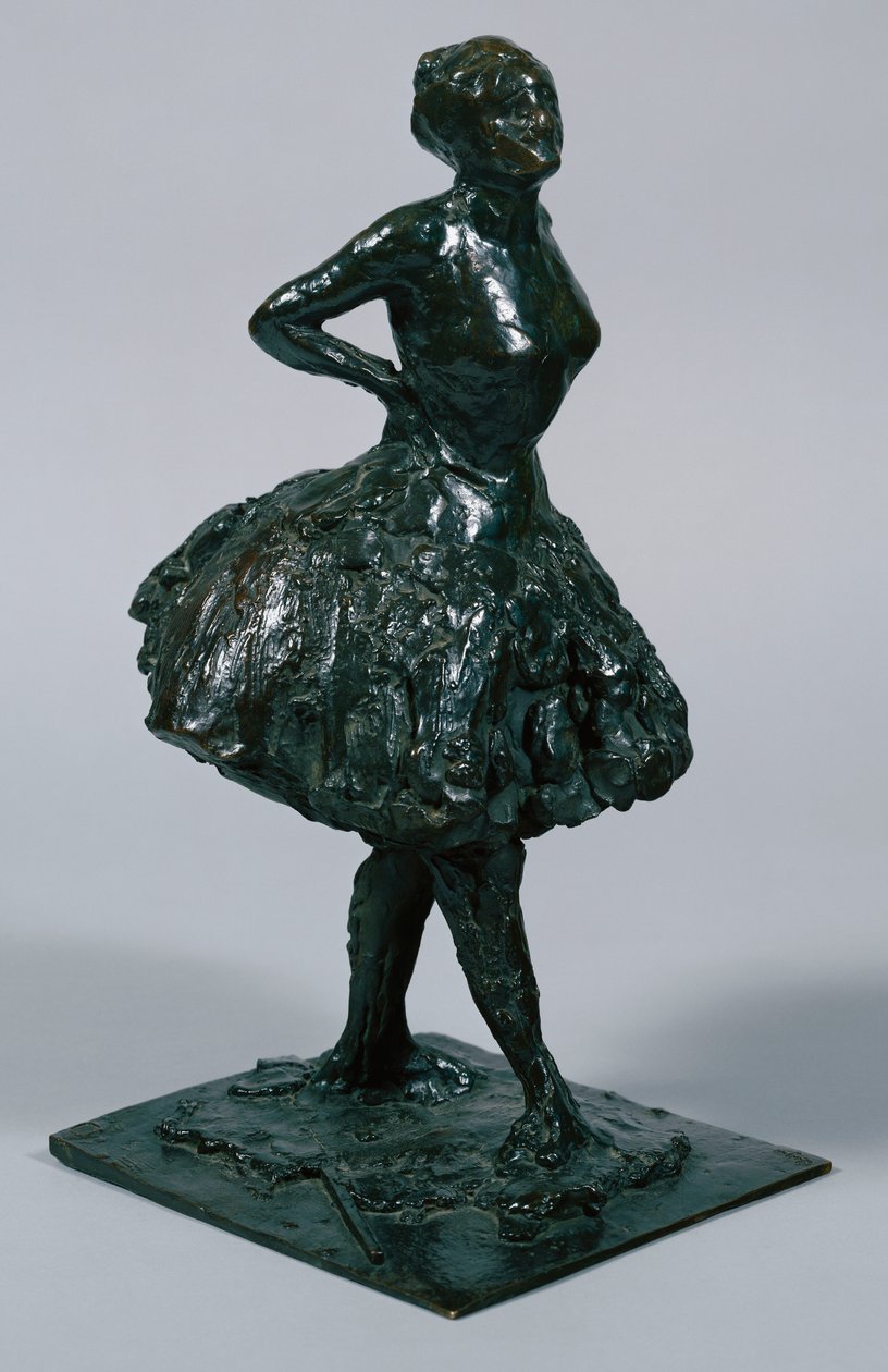 Tanssija rennossa mekossa, kädet lanteilla, oikea jalka eteenpäin, valettu n. 1919-21 tekijältä Edgar Degas