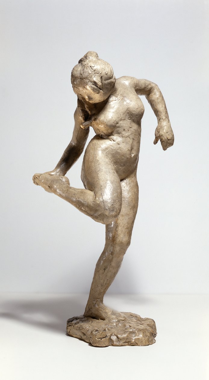 Tanssija katsoo jalkapohjaansa (kipsi) tekijältä Edgar Degas