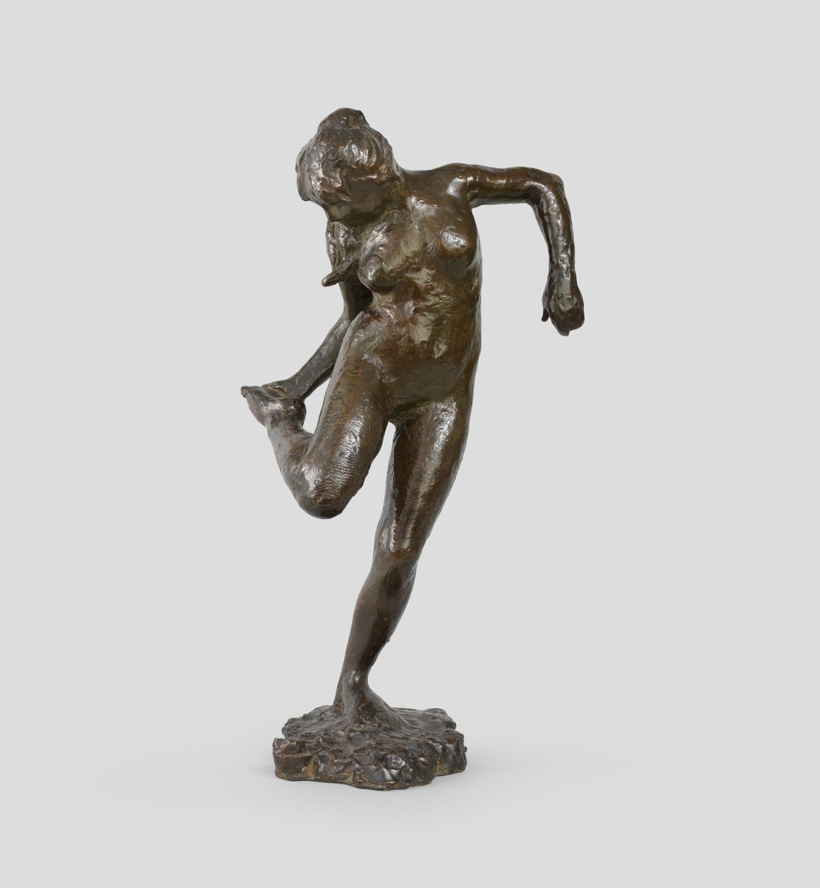 Tanssija katselee oikean jalkansa pohjaa, 1895-1903 tekijältä Edgar Degas