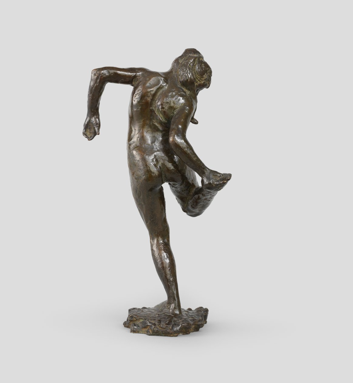 Tanssija katselee oikean jalkansa pohjaa, 1895-1902 tekijältä Edgar Degas