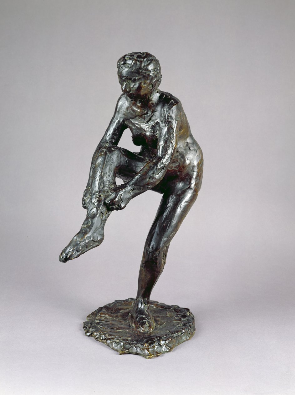 Tanssija pukee sukkiaan (pronssi) tekijältä Edgar Degas
