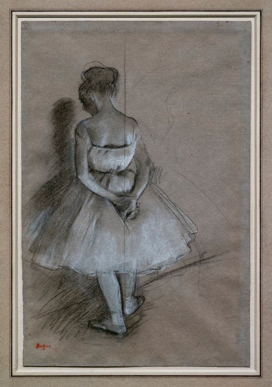 Tanssija seisoo kädet ristissä selkänsä takana. 1874. Lyijykynä, valkoiset guassikorostukset paperilla. David Lachenmannin kokoelma. tekijältä Edgar Degas