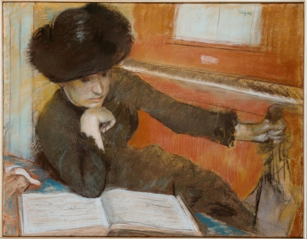 Nainen istuu pianon edessä tekijältä Edgar Degas