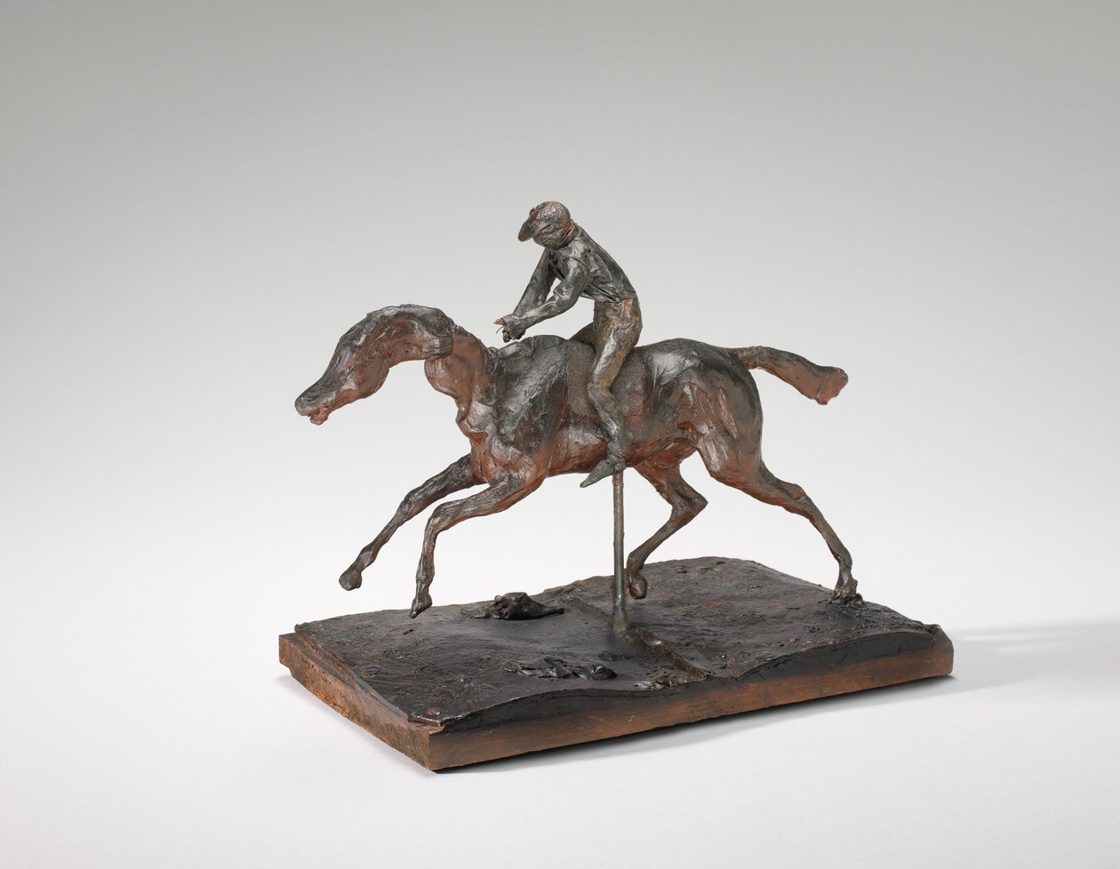 Hevonen laukkaa oikealla jalalla, vasen takajalka koskettaa vain maata, mahdollisesti 1890-luku. tekijältä Edgar Degas