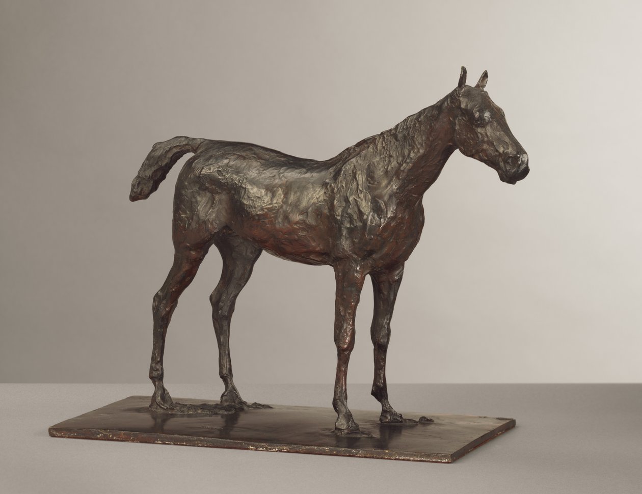 Hevonen seisoo, mallinnettu noin 1870-luvulla, valettu 1919-21 tekijältä Edgar Degas