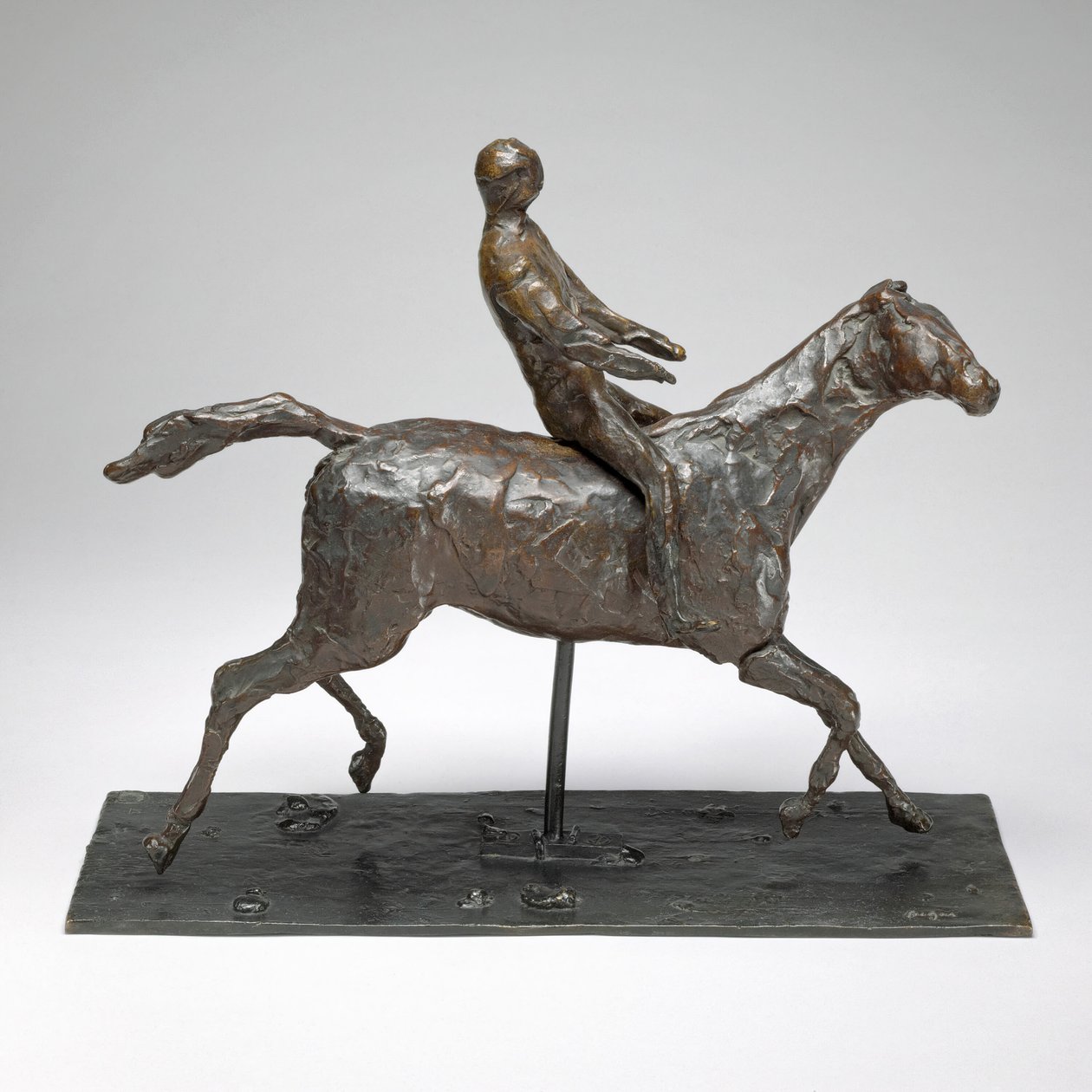 Hevonen Jockeyn kanssa, hevonen laukkaa, pään kääntäminen oikealle, jalat eivät kosketa maata... tekijältä Edgar Degas