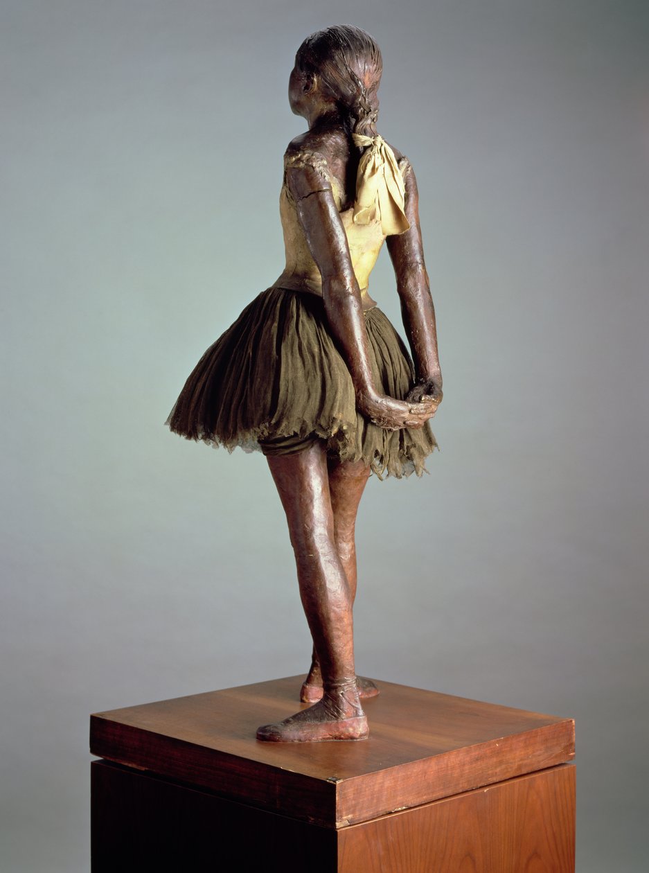 Pikku tanssija, 14-vuotias, takaa katsottuna (monivärinen pronssi, satiininauha ja puu) (katso myös 100777) tekijältä Edgar Degas