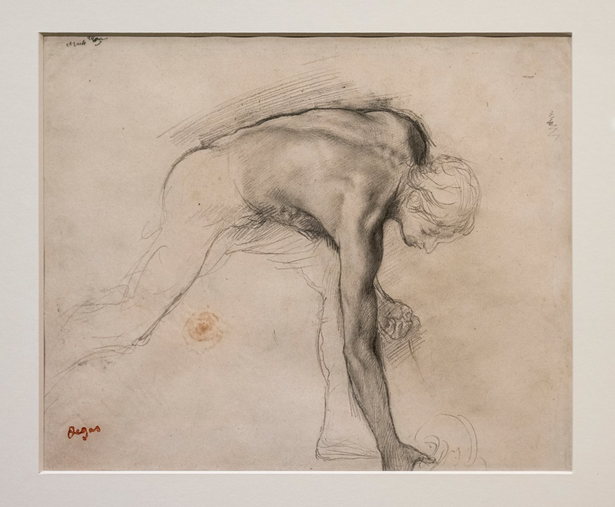 Alaston mies nojaten poimimassa esinettä. Noin 1859-1861. Grafiittia veliinipaperilla. tekijältä Edgar Degas