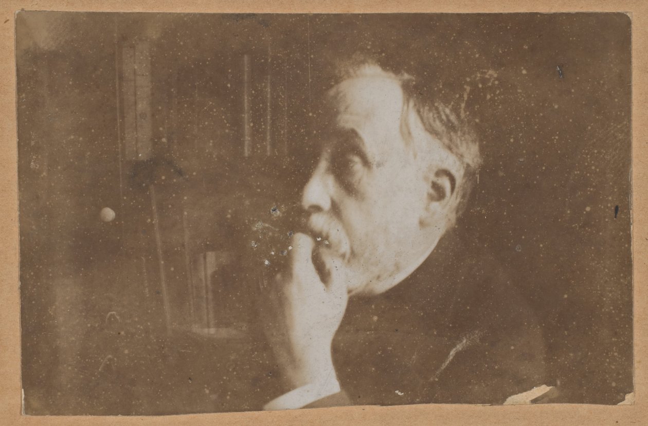 [Omakuva kirjastossa (käsi leualla)] tekijältä Edgar Degas