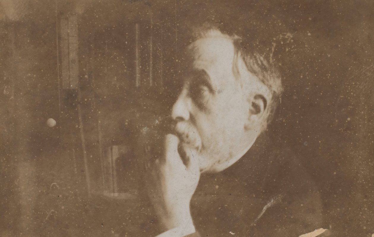 [Oma muotokuva kirjastossa Hand to Chin], luultavasti 1895. tekijältä Edgar Degas