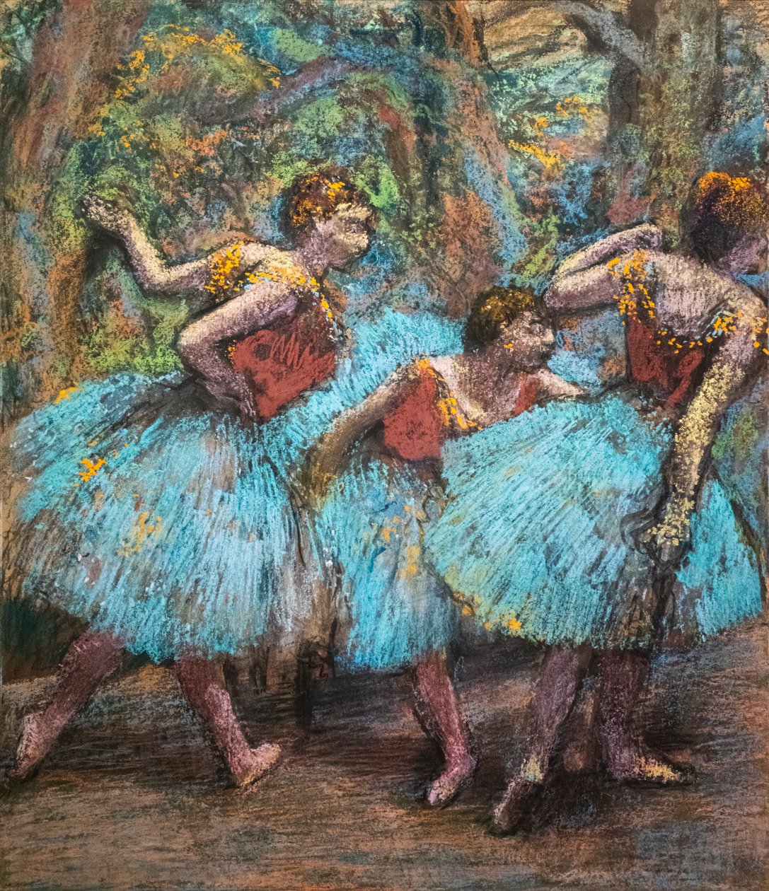 Kolme tanssijaa (siniset hameet, punaiset korsaatit). Noin 1903. Pastelli paperiliimalla pahville. tekijältä Edgar Degas
