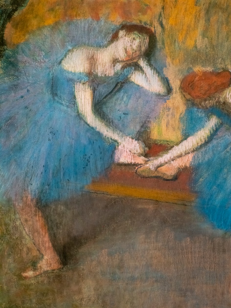 Kaksi lepäävää tanssijaa (tunnetaan myös nimellä "Blue dancers") (yksityiskohta). Noin 1898. Pastelli hienolle veliinipaperille. tekijältä Edgar Degas