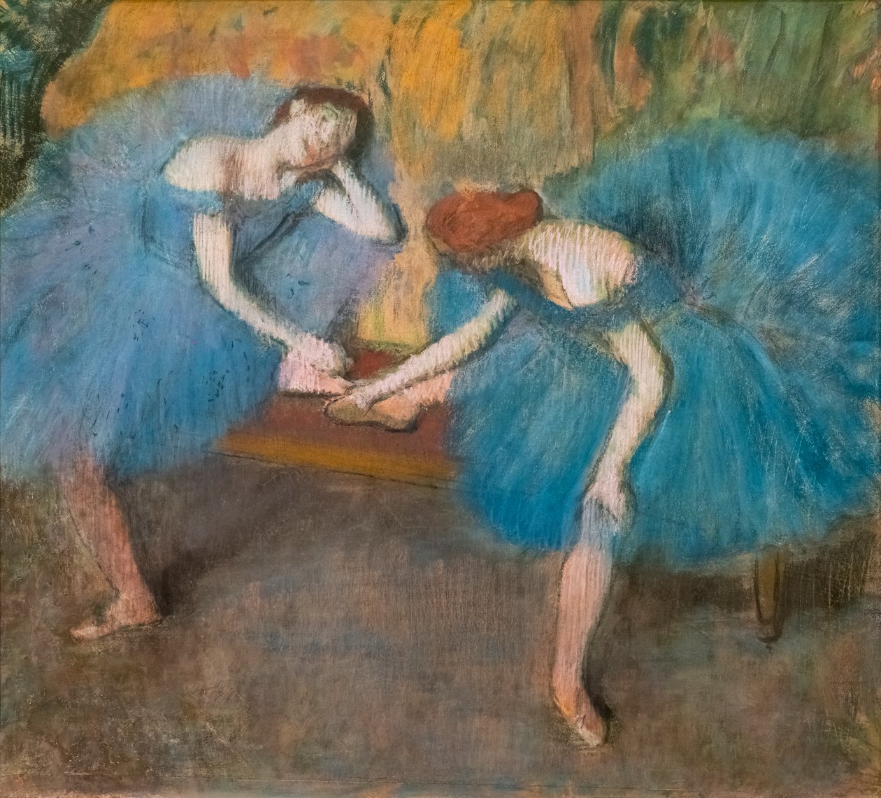 Kaksi lepotanssijaa (tunnetaan myös nimellä “siniset tanssijat”). Noin 1898. Pastelli hienolle veliinipaperille. tekijältä Edgar Degas