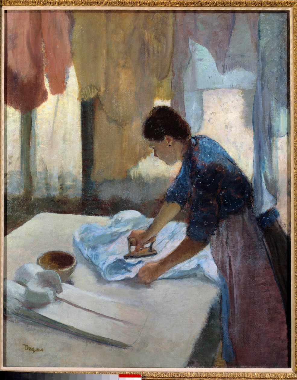 Nainen silitys valoa vasten tekijältä Edgar Degas