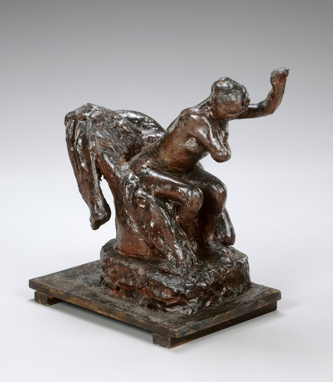 Nainen istuu nojatuolissa, pyyhkii vasenta kainaloaan, noin 1890-luku (ruskea vaha ja plastiliini) tekijältä Edgar Degas