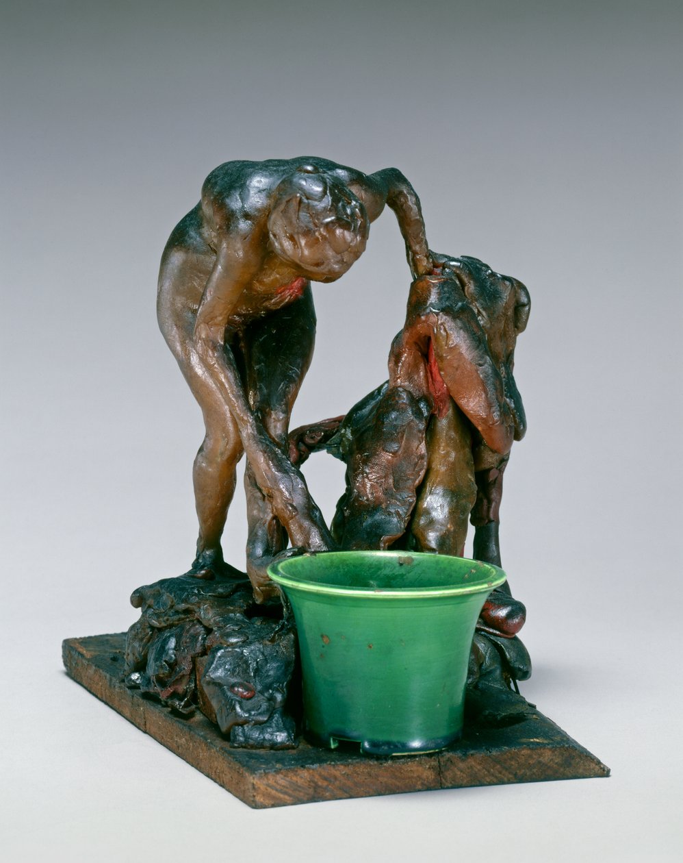 Nainen pesemässä vasenta jalkaansa, n. 1890 (mehiläisvaha, metalliarmatuuri, keraaminen, puisella alustalla) tekijältä Edgar Degas
