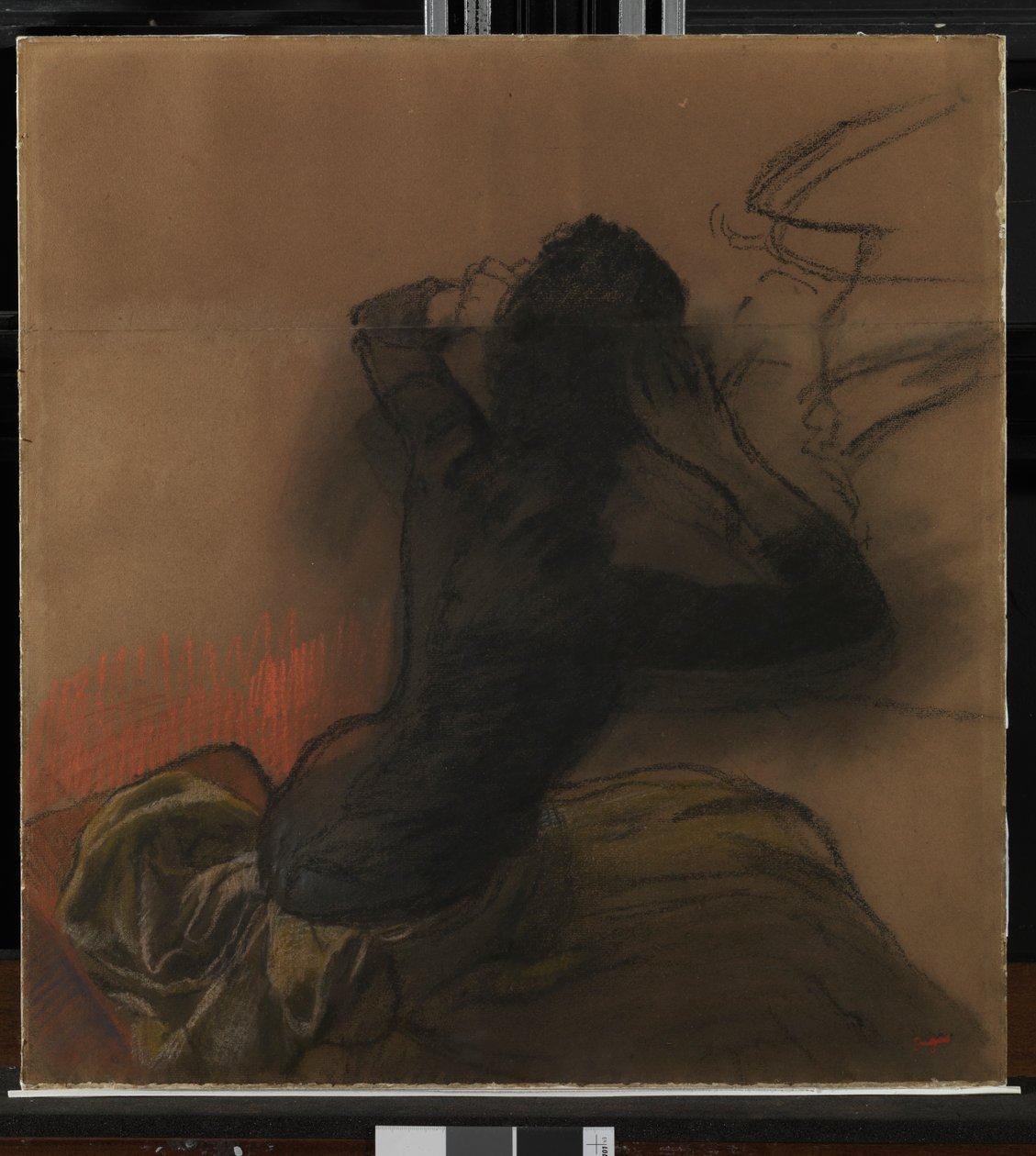 Nainen säätelee hiuksiaan, n. 1884 tekijältä Edgar Degas
