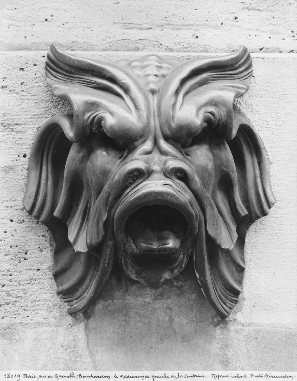 Neljän vuodenajan suihkulähde, rue de Grenelle, yksityiskohta vasemmasta groteskista maskista, 1739-46 katso myös 346093, 346094, 346095, 346096 pronssi bw valokuva tekijältä Edmé Bouchardon