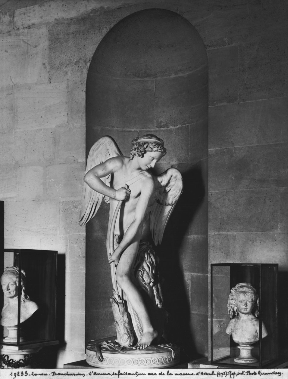 Amor veistämällä jousensa Hercules-klubista, 1747-50 (katso myös 346091) (marmori) tekijältä Edmé Bouchardon