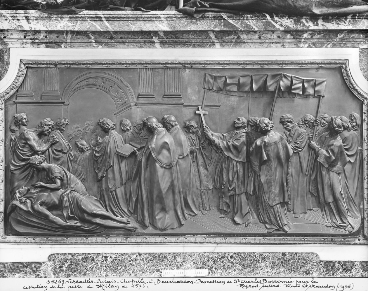 Pyhän Kaarle Borromeon kulkue parantaakseen Milanon ruttoa vuonna 1576 (marmori) tekijältä Edmé Bouchardon