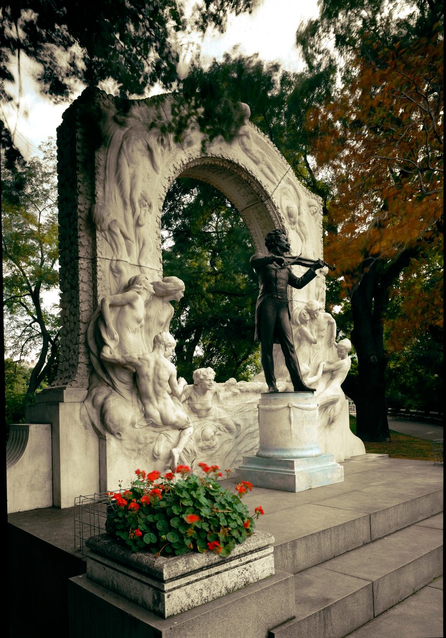 Muistomerkki itävaltalaisen säveltäjän ja kapellimestari Johann Strauss II:n (tai Johann Straussin pojan tai nuoren tai Johann Sebastian Straussin) (1825-1899) kunniaksi. Edmund von Hellmerin (1850-1935) veistos. 1921. Wien, Stadtpark, Itävalta tekijältä Edmund Ritter von Hellmer