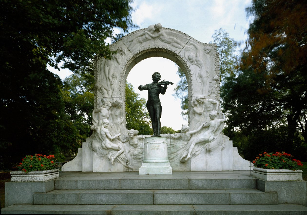 Muistomerkki itävaltalaisen säveltäjän ja kapellimestari Johann Strauss II:n (tai Johann Straussin pojan tai nuoren tai Johann Sebastian Straussin) (1825-1899) kunniaksi. Edmund von Hellmerin (1850-1935) veistos. 1921. Wien, Stadtpark, Itävalta tekijältä Edmund Ritter von Hellmer