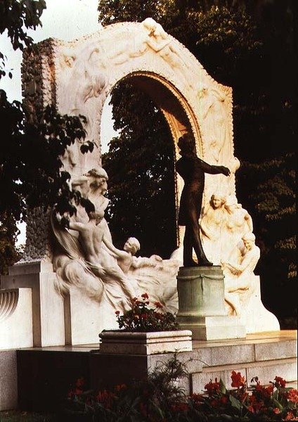 Muistomerkki itävaltalaiselle säveltäjälle Johann Strauss nuoremmalle tekijältä Edmund Ritter von Hellmer