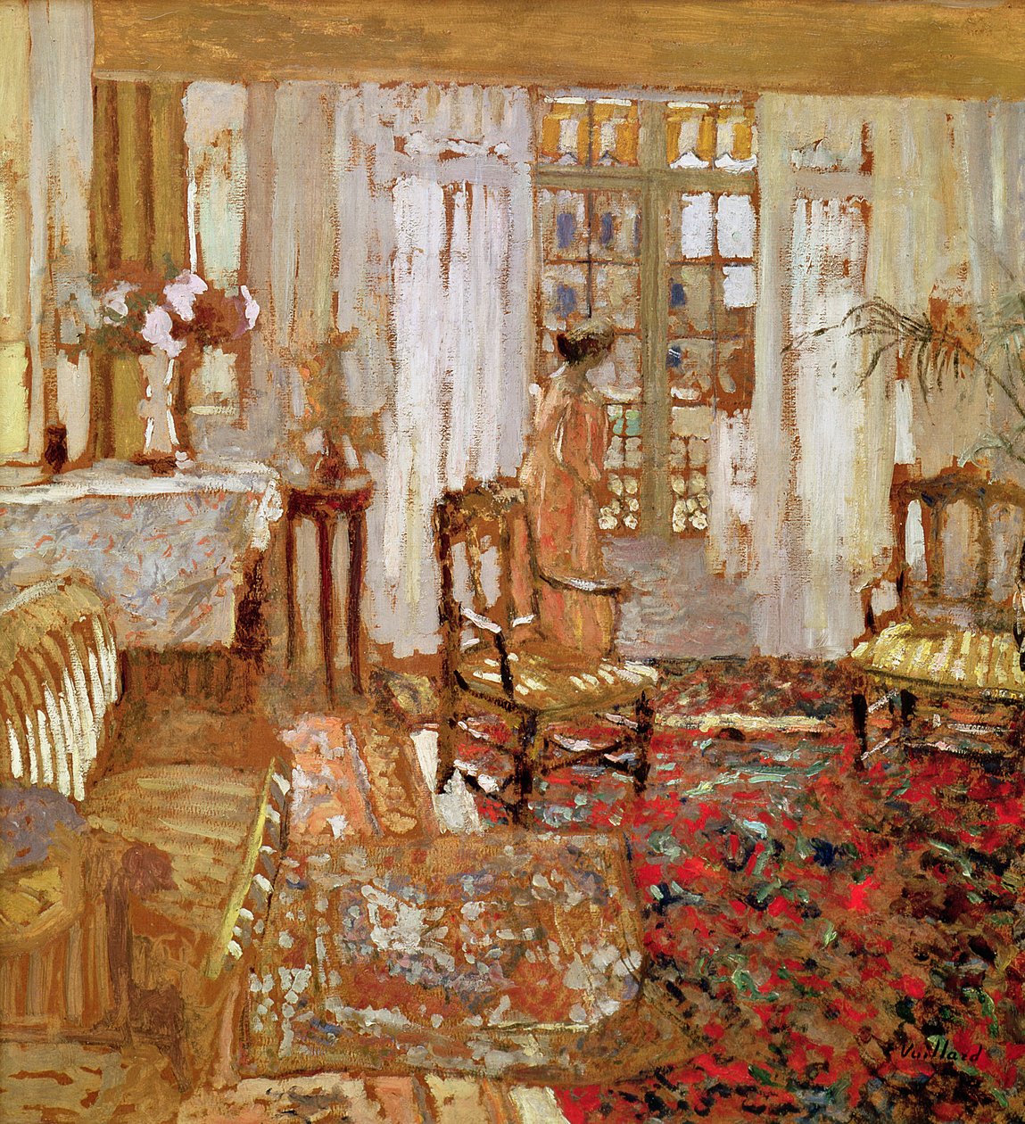 Sisustus, jossa on keltainen nainen ikkunan edessä tekijältä Edouard Vuillard