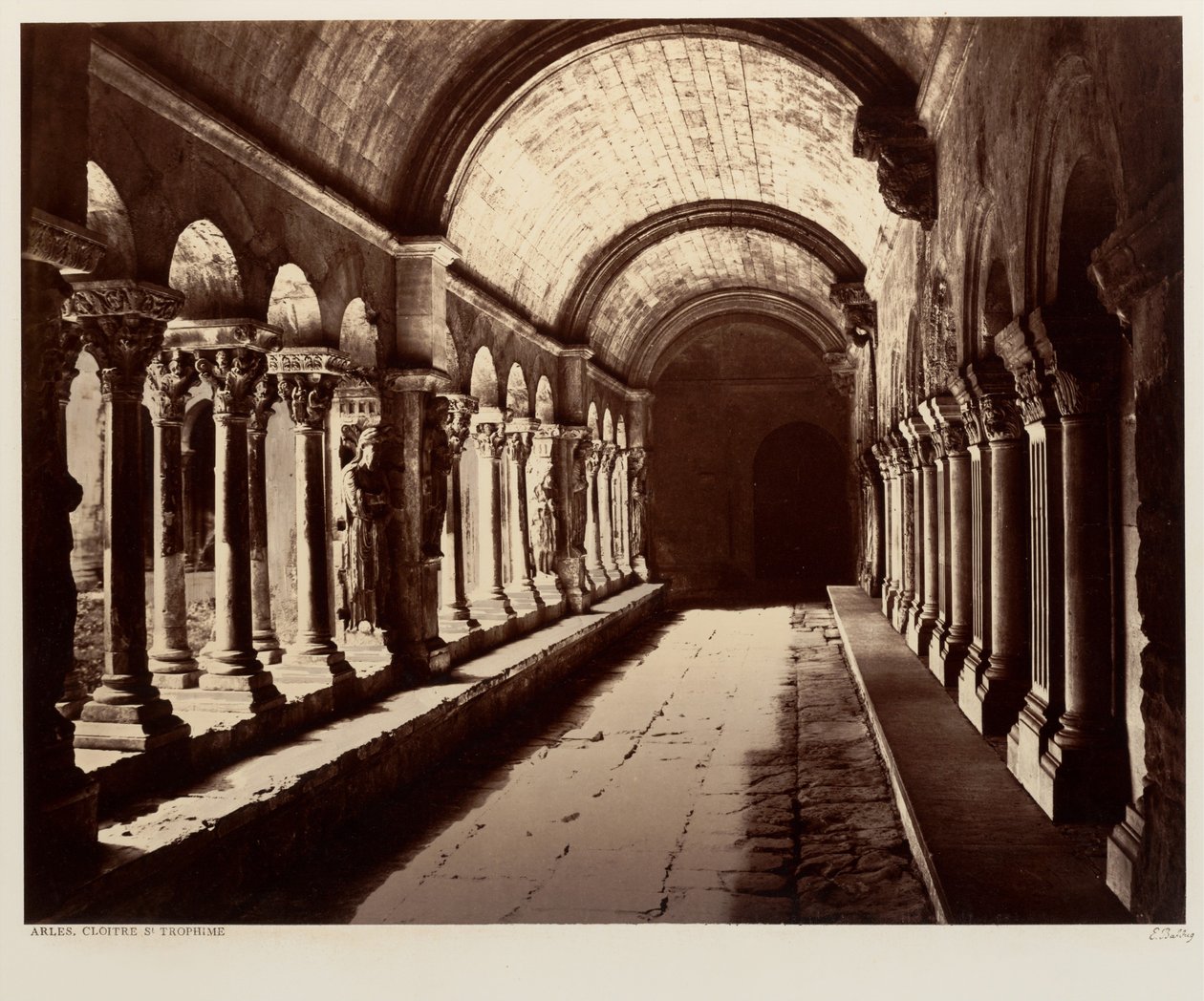 Arles, St. Trophimen luostarikäytävä tekijältä Édouard Baldus