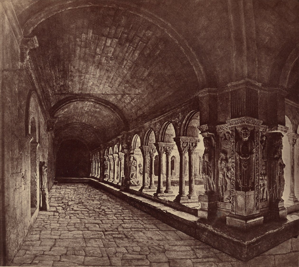 Arles. Saint-Trophimen luostarin ristiholvikäytävä. tekijältä Édouard Baldus