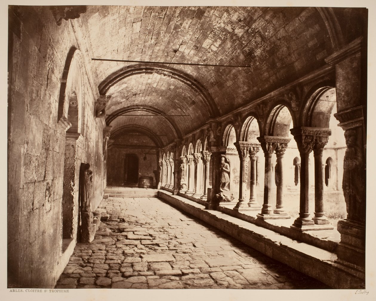 Arles. Cloitre St. Trophime (pohjoinen galleria) tekijältä Édouard Baldus