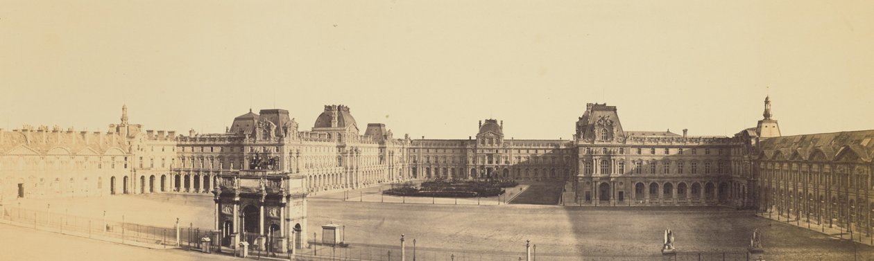 [Panoraamanäkymä Louvresta, Cour Napoléonista ja Carrouselista Tuileriesista käsin] tekijältä Édouard Baldus
