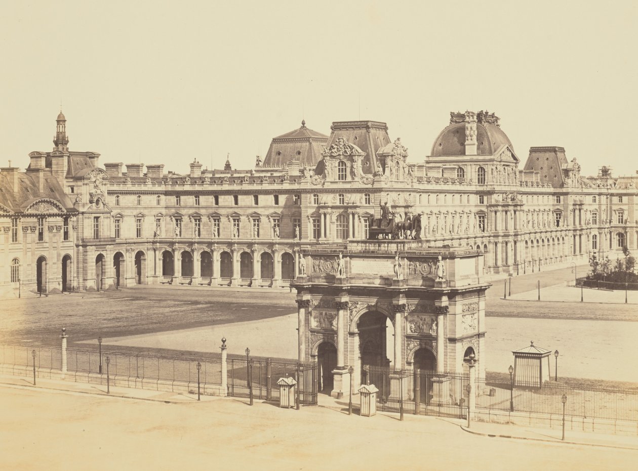 [Carrouselin riemukaari ja Cour Napoléon Tuileries