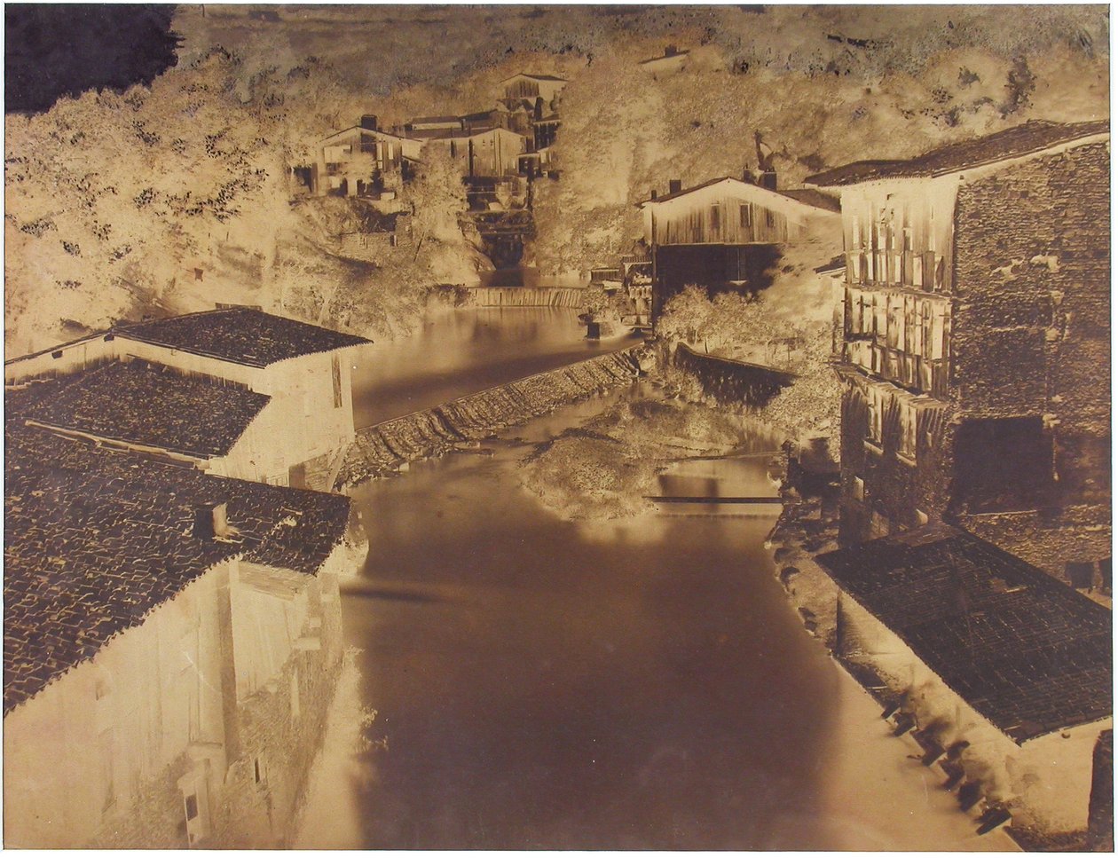 Nimetön [taloja joen rannalla, mahdollisesti Italiassa tai Ranskassa], 1854. tekijältä Édouard Baldus