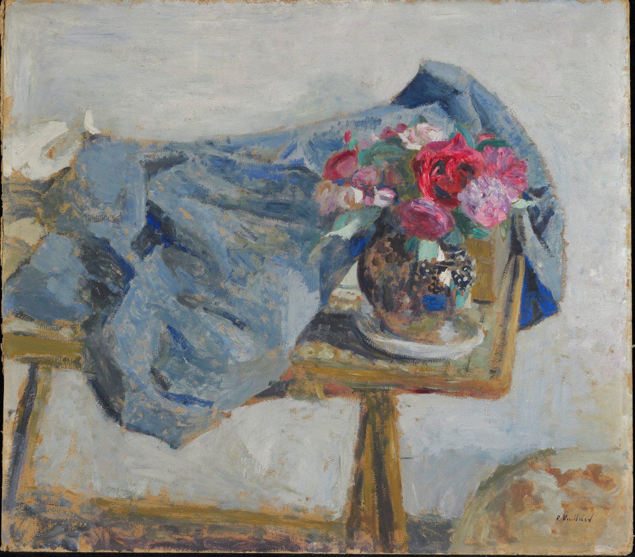 Punaisia ​​ruusuja ja kankaita pöydällä, 1900-1901. tekijältä Edouard Vuillard