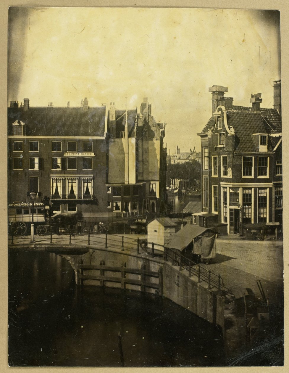 Gezicht op logement Rondeel in Amsterdam vanuit het huis van de fotograaf tekijältä Eduard Isaac Asser