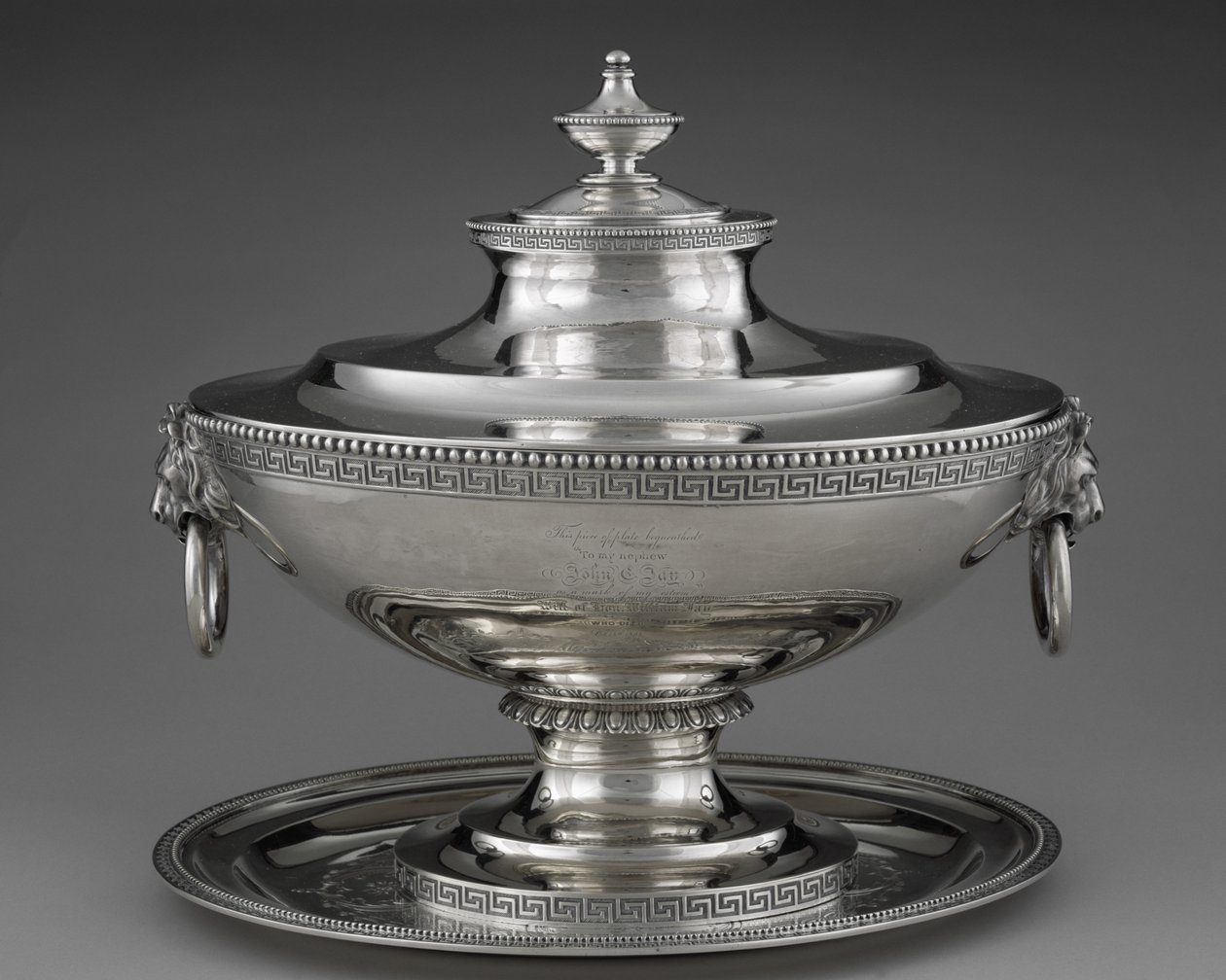 Keittotureen aluslevyllä tekijältä Edward Chandler Moore