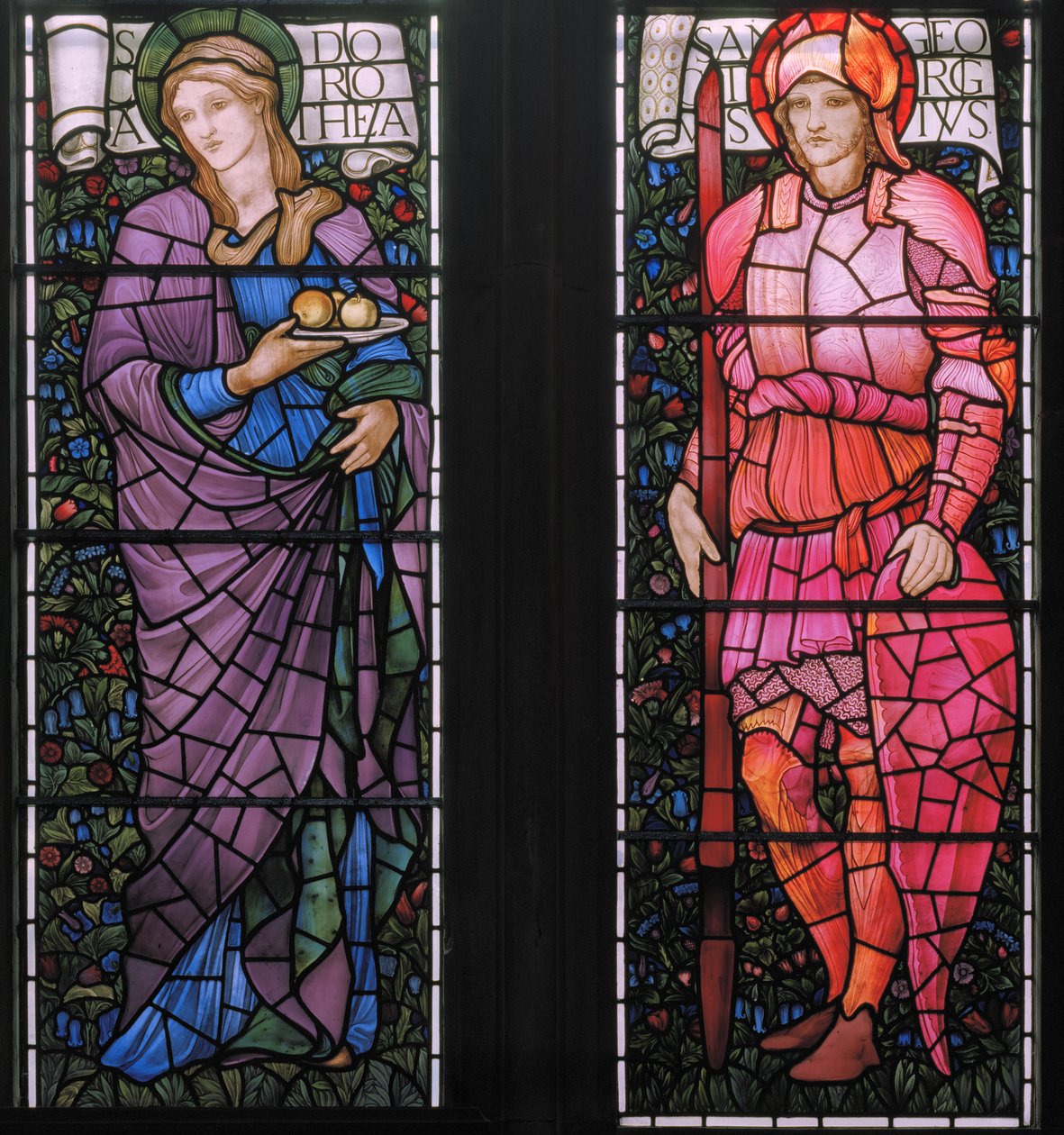 Dorothy ja Pyhä Yrjö vaaleanpunaisessa haarniskassa, itäikkuna, 1880 (lasimaalauksia) tekijältä Edward Burne Jones