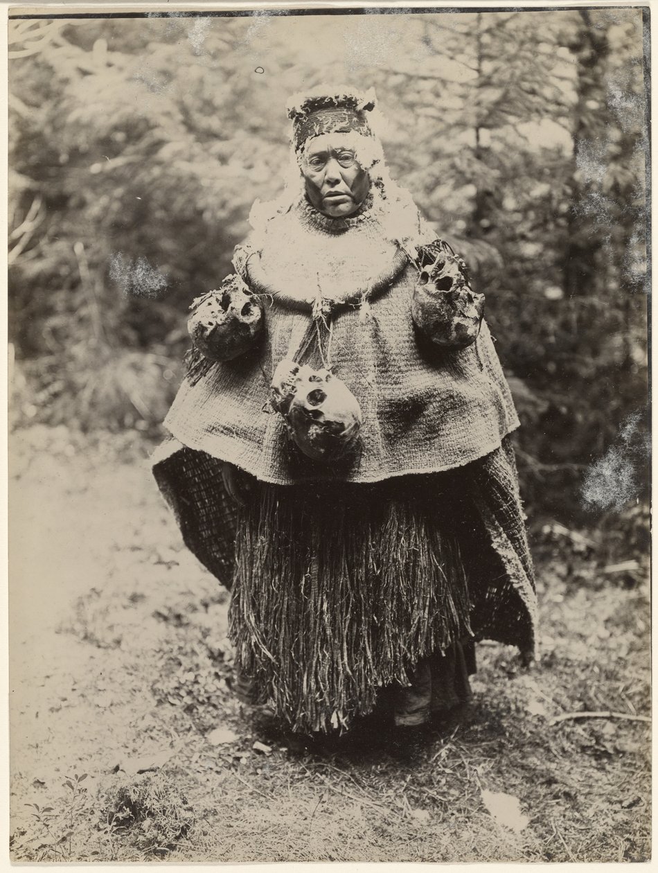 [Kwakiutl-heimon pääkallonmetsästäjä, joka on pukeutunut Kominaka-tanssia varten] tekijältä Edward S. Curtis